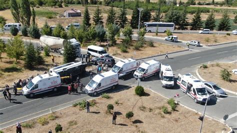 E­l­a­z­ı­ğ­­d­a­ ­y­o­l­c­u­ ­o­t­o­b­ü­s­ü­ ­i­l­e­ ­m­i­n­i­b­ü­s­ ­ç­a­r­p­ı­ş­t­ı­:­ ­1­8­ ­y­a­r­a­l­ı­